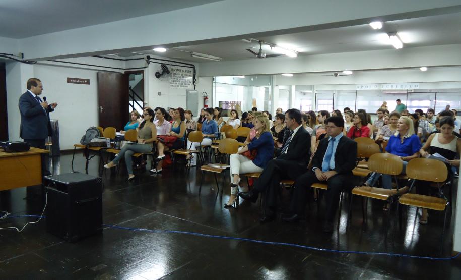 Receita Estadual ministra palestra sobre ITCMD para acadêmicos de Direito da UEL O Inspetor Regional de Tributação da 8ª Delegacia Regional da Receita de Londrina, Dalton Lazaro Soares, ministrou palestra para cerca de 230 alunos do 4º ano do Curso de Direito da Universidade Estadual de Londrina (UEL) na “Semana de Integração”, em fevereiro. A promoção foi do Escritório de Aplicação de Assuntos Jurídicos (EAAJ) e da Coordenação de Estágio do Curso de Direito com o objetivo de capacitar alunos sobre o Sistema ITCMD WEB.