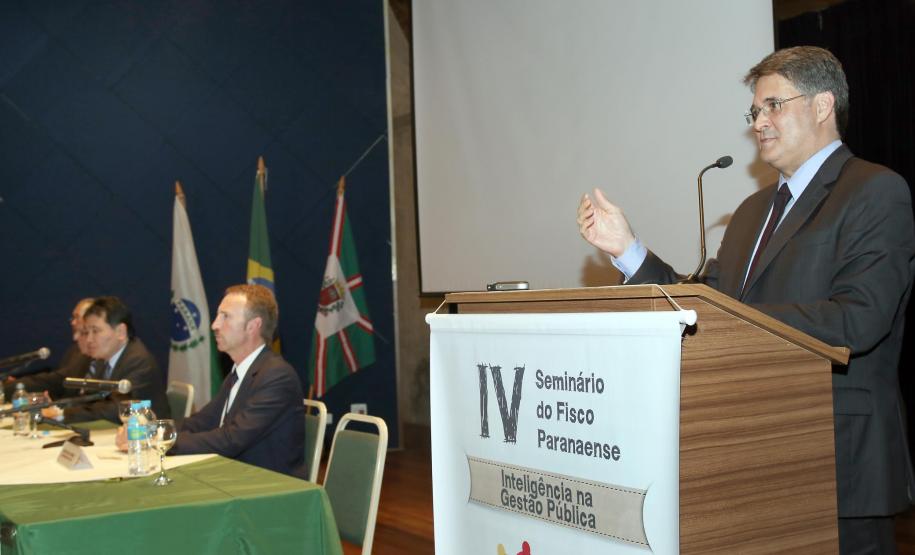 “O trabalho dos auditores fiscais é base fundamental para o funcionamento da estrutura do Estado”, disse o secretário da Fazenda, Luiz Eduardo Sebastiani, na abertura do IV Seminário do Fisco Paranaense. Cerca de 200 auditores fiscais do Paraná participam do evento, que foi iniciado na noite de terça-feira (22) e se encerra nesta quinta (24).