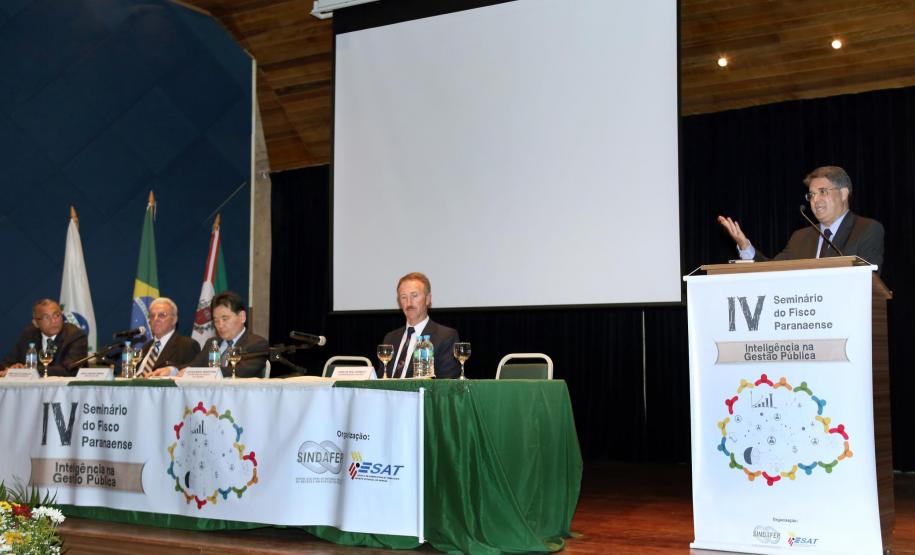 “O trabalho dos auditores fiscais é base fundamental para o funcionamento da estrutura do Estado”, disse o secretário da Fazenda, Luiz Eduardo Sebastiani, na abertura do IV Seminário do Fisco Paranaense. Cerca de 200 auditores fiscais do Paraná participam do evento, que foi iniciado na noite de terça-feira (22) e se encerra nesta quinta (24).