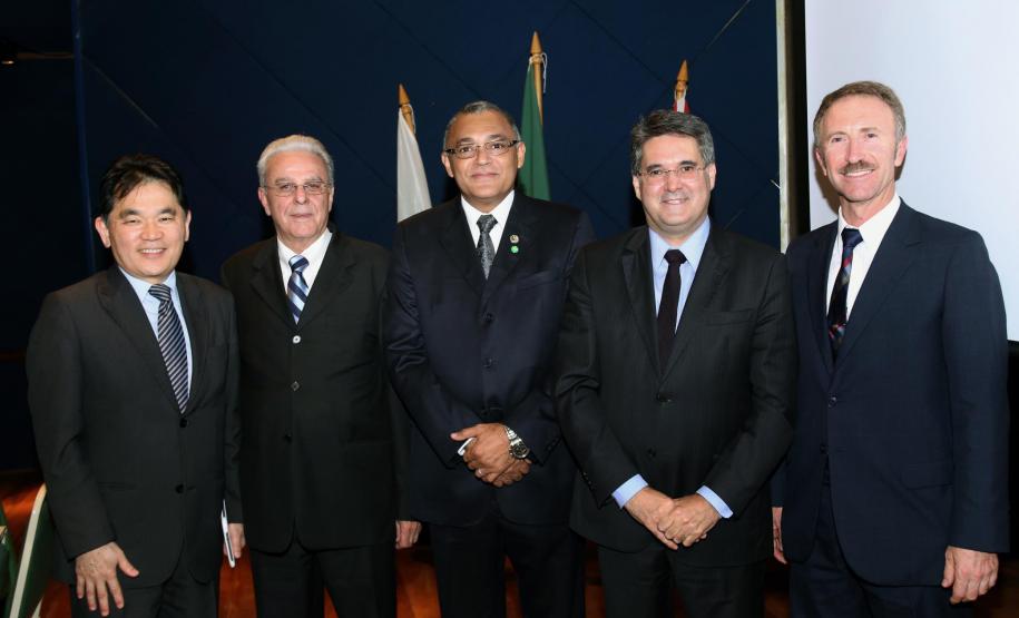 “O trabalho dos auditores fiscais é base fundamental para o funcionamento da estrutura do Estado”, disse o secretário da Fazenda, Luiz Eduardo Sebastiani, na abertura do IV Seminário do Fisco Paranaense. Cerca de 200 auditores fiscais do Paraná participam do evento, que foi iniciado na noite de terça-feira (22) e se encerra nesta quinta (24).