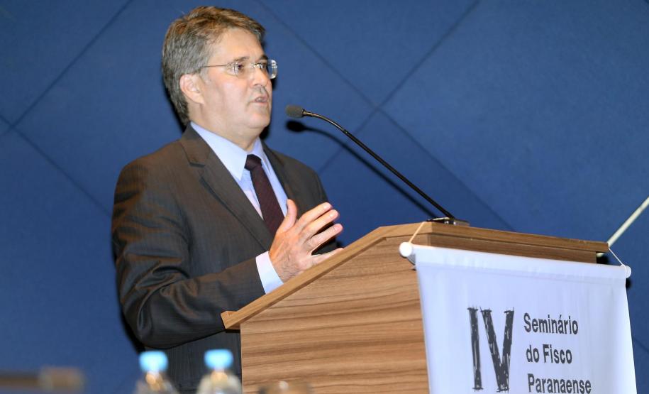 “O trabalho dos auditores fiscais é base fundamental para o funcionamento da estrutura do Estado”, disse o secretário da Fazenda, Luiz Eduardo Sebastiani, na abertura do IV Seminário do Fisco Paranaense. Cerca de 200 auditores fiscais do Paraná participam do evento, que foi iniciado na noite de terça-feira (22) e se encerra nesta quinta (24).