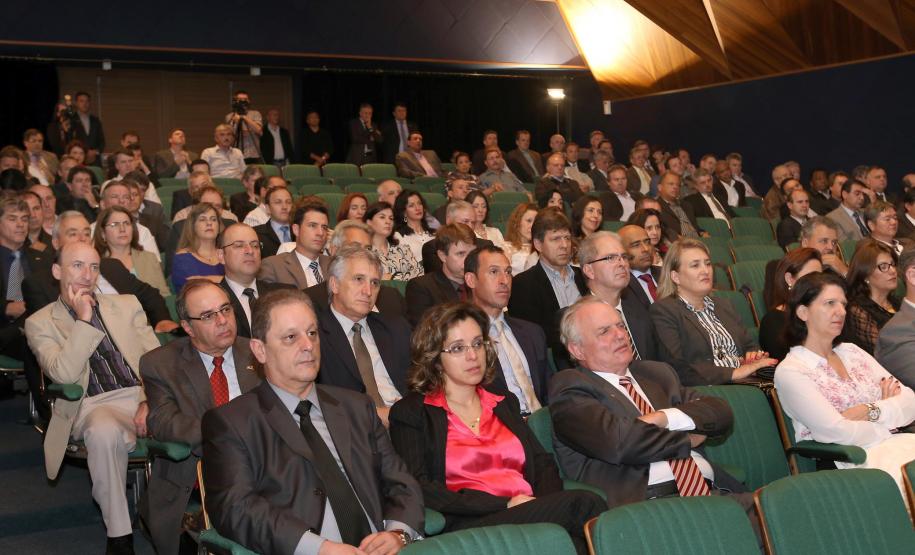 “O trabalho dos auditores fiscais é base fundamental para o funcionamento da estrutura do Estado”, disse o secretário da Fazenda, Luiz Eduardo Sebastiani, na abertura do IV Seminário do Fisco Paranaense. Cerca de 200 auditores fiscais do Paraná participam do evento, que foi iniciado na noite de terça-feira (22) e se encerra nesta quinta (24).