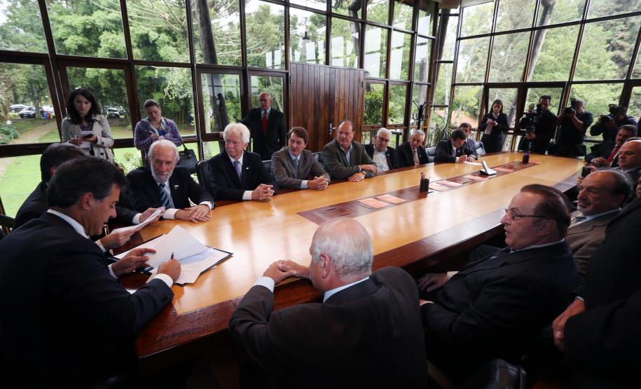 Estado reduz impostos de empresas do regime de substituição tributária O governador Beto Richa assinou nesta quarta-feira (23) um conjunto de decretos que alteram o regime de substituição tributária no Estado e reduzem o imposto que incide na industrialização de instrumentos musicais, bicicletas e peças, brinquedos, produtos alimentícios, artefatos de uso doméstico, artigos de papelaria e materiais de limpeza.