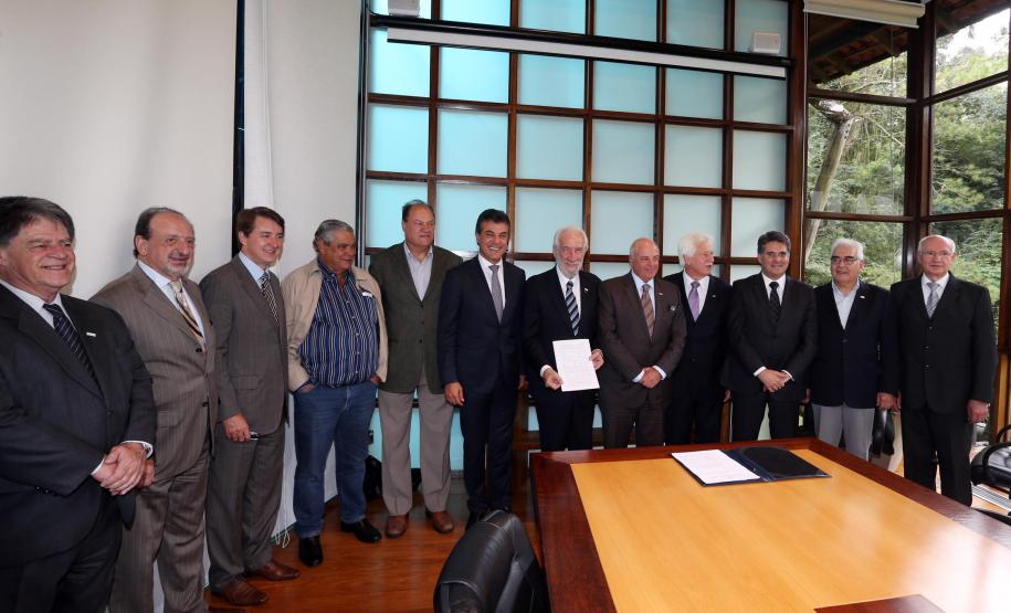 Estado reduz impostos de empresas do regime de substituição tributária O governador Beto Richa assinou nesta quarta-feira (23) um conjunto de decretos que alteram o regime de substituição tributária no Estado e reduzem o imposto que incide na industrialização de instrumentos musicais, bicicletas e peças, brinquedos, produtos alimentícios, artefatos de uso doméstico, artigos de papelaria e materiais de limpeza.