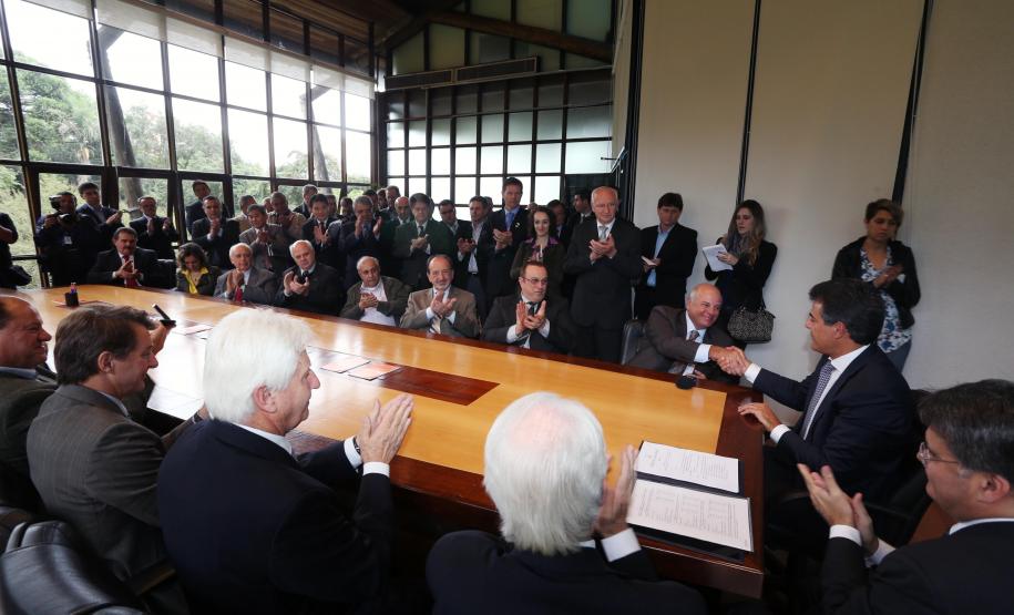 Estado reduz impostos de empresas do regime de substituição tributária O governador Beto Richa assinou nesta quarta-feira (23) um conjunto de decretos que alteram o regime de substituição tributária no Estado e reduzem o imposto que incide na industrialização de instrumentos musicais, bicicletas e peças, brinquedos, produtos alimentícios, artefatos de uso doméstico, artigos de papelaria e materiais de limpeza.