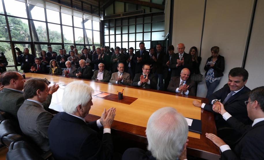 Estado reduz impostos de empresas do regime de substituição tributária O governador Beto Richa assinou nesta quarta-feira (23) um conjunto de decretos que alteram o regime de substituição tributária no Estado e reduzem o imposto que incide na industrialização de instrumentos musicais, bicicletas e peças, brinquedos, produtos alimentícios, artefatos de uso doméstico, artigos de papelaria e materiais de limpeza.