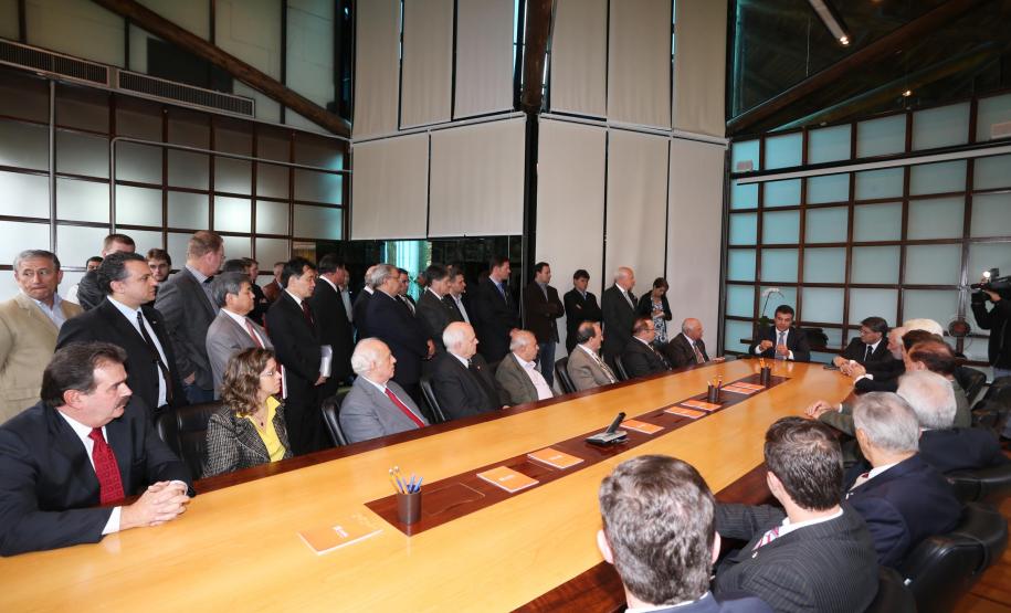 Estado reduz impostos de empresas do regime de substituição tributária O governador Beto Richa assinou nesta quarta-feira (23) um conjunto de decretos que alteram o regime de substituição tributária no Estado e reduzem o imposto que incide na industrialização de instrumentos musicais, bicicletas e peças, brinquedos, produtos alimentícios, artefatos de uso doméstico, artigos de papelaria e materiais de limpeza.