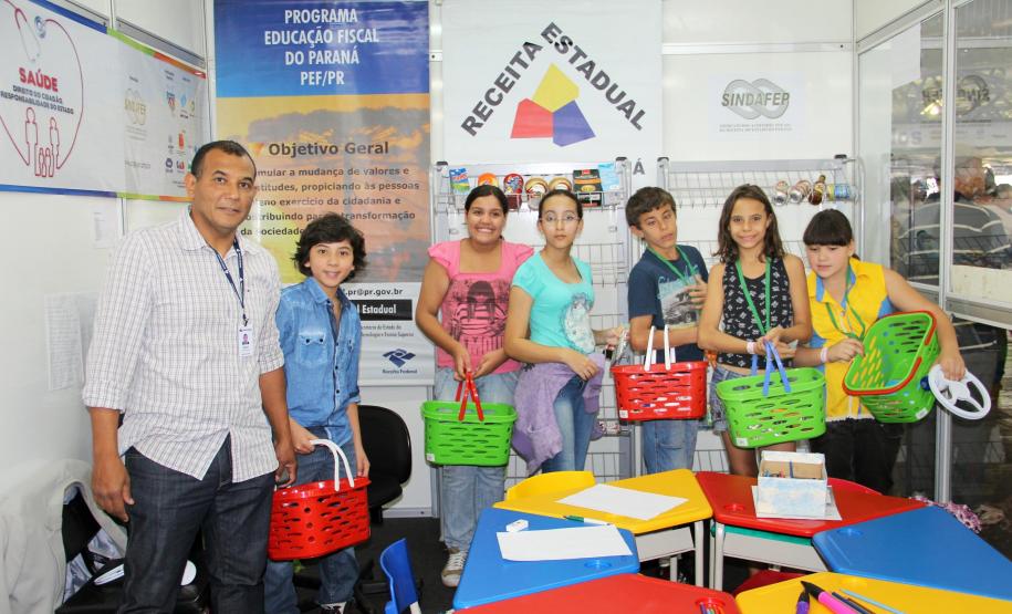 O estande da Receita Estadual na feira Expoingá-2014, em Maringá, registrou o atendimento de 6,5 mil pessoas, das quais cerca de duas mil eram crianças. No local funcionaram o plantão fiscal, voltado a esclarecer dúvidas dos contribuintes,  e o curso de educação fiscal, inclusive com a Vendinha do Fisco.