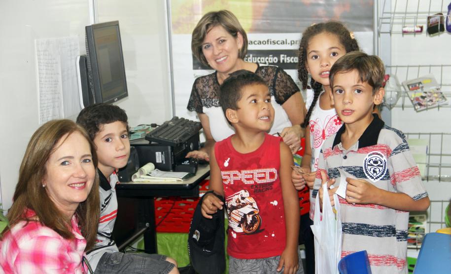 O estande da Receita Estadual na feira Expoingá-2014, em Maringá, registrou o atendimento de 6,5 mil pessoas, das quais cerca de duas mil eram crianças. No local funcionaram o plantão fiscal, voltado a esclarecer dúvidas dos contribuintes,  e o curso de educação fiscal, inclusive com a Vendinha do Fisco.