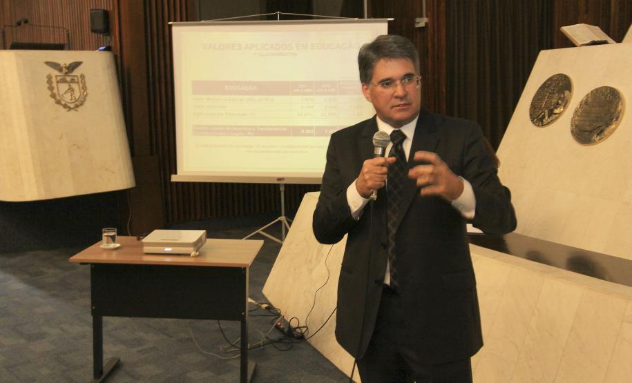 Estado aumenta em 54,6% o gasto em saúde no primeiro quadrimestre O secretário da Fazenda, Luiz Eduardo Sebastiani, afirmou nesta quarta-feira (28), durante audiência pública na Assembleia Legislativa, que o Governo do Paraná aplicou R$ 717 milhões na área de saúde nos primeiros quatro meses de 2014. O volume é 54,8% superior ao valor aplicado na área no mesmo período do ano passado e representa 9,61% da receita líquida de impostos (RLI).