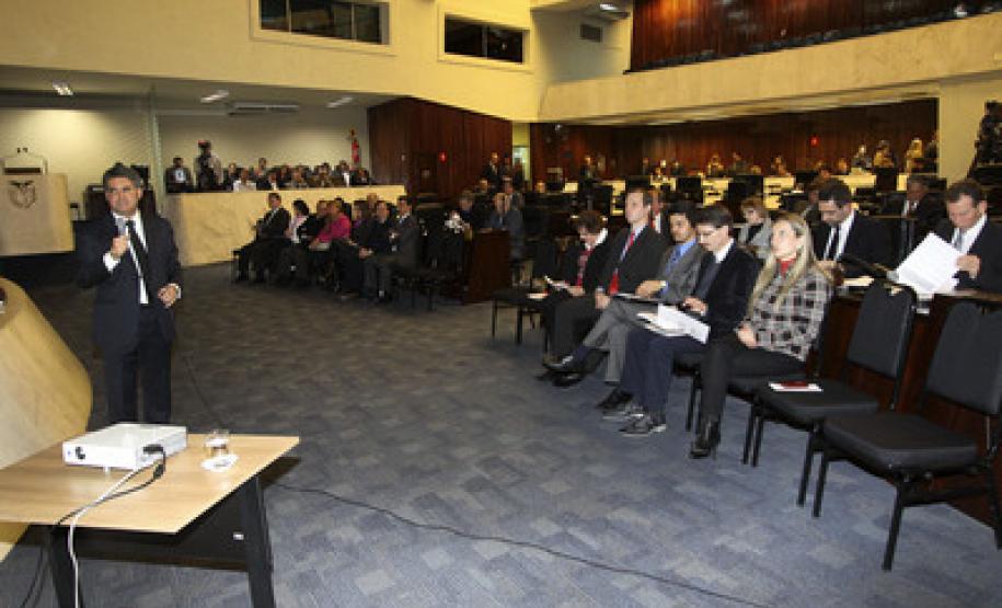 Estado aumenta em 54,6% o gasto em saúde no primeiro quadrimestre O secretário da Fazenda, Luiz Eduardo Sebastiani, afirmou nesta quarta-feira (28), durante audiência pública na Assembleia Legislativa, que o Governo do Paraná aplicou R$ 717 milhões na área de saúde nos primeiros quatro meses de 2014. O volume é 54,8% superior ao valor aplicado na área no mesmo período do ano passado e representa 9,61% da receita líquida de impostos (RLI).
