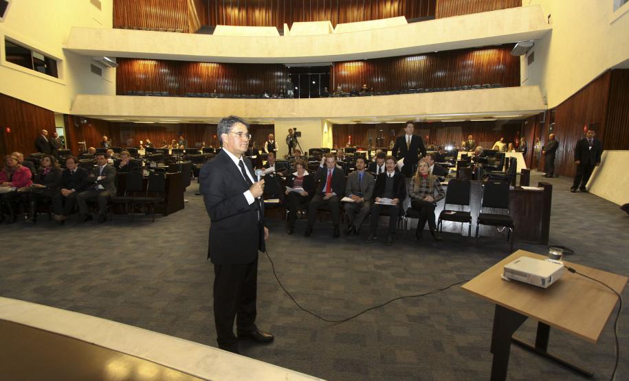 Estado aumenta em 54,6% o gasto em saúde no primeiro quadrimestre O secretário da Fazenda, Luiz Eduardo Sebastiani, afirmou nesta quarta-feira (28), durante audiência pública na Assembleia Legislativa, que o Governo do Paraná aplicou R$ 717 milhões na área de saúde nos primeiros quatro meses de 2014. O volume é 54,8% superior ao valor aplicado na área no mesmo período do ano passado e representa 9,61% da receita líquida de impostos (RLI).