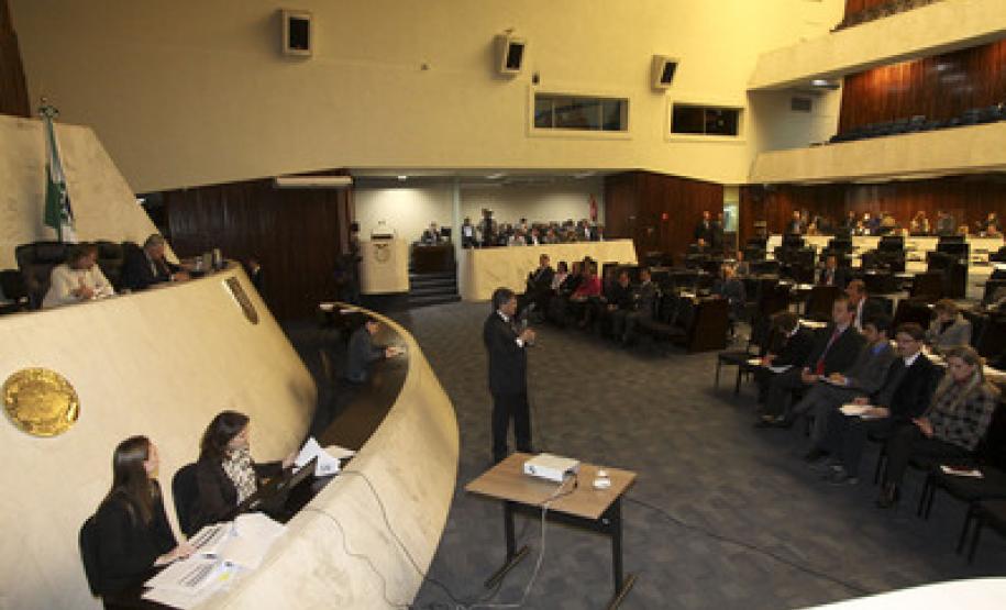 Estado aumenta em 54,6% o gasto em saúde no primeiro quadrimestre O secretário da Fazenda, Luiz Eduardo Sebastiani, afirmou nesta quarta-feira (28), durante audiência pública na Assembleia Legislativa, que o Governo do Paraná aplicou R$ 717 milhões na área de saúde nos primeiros quatro meses de 2014. O volume é 54,8% superior ao valor aplicado na área no mesmo período do ano passado e representa 9,61% da receita líquida de impostos (RLI).