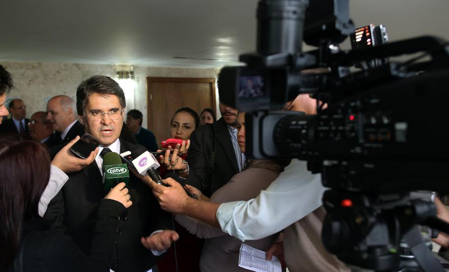 Em quatro meses, repasses de ICMS e IPVA aos municípios superam R$ 2,3 bilhões Entre janeiro e abril deste ano, o Governo do Paraná transferiu aos municípios R$ 2,34 bilhões da cota do Imposto sobre Circulação de Mercadorias e Serviços (ICMS) e do Imposto sobre Propriedade de Veículo Automotor (IPVA). O valor corresponde a um aumento nominal de 11,7% sobre os R$ 2,1 bilhões repassados às prefeituras em igual período de 2013.