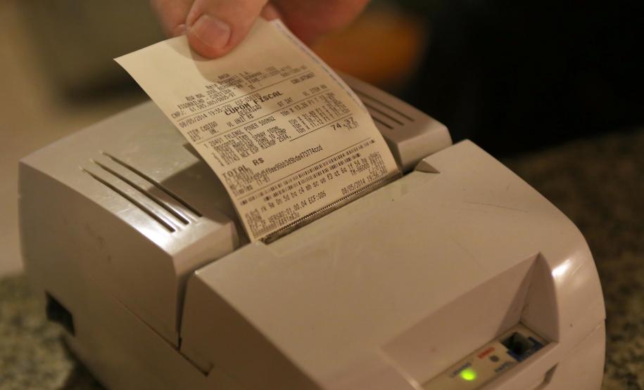 Prêmios semanais saem para cupons fiscais emitidos em Curitiba e Colorado A campanha Nota Fiscal Paranaense tem mais dois ganhadores de prêmios de R$ 10 mil, sorteados nesta quarta-feira (02/07), pela extração da Loteria Federal.
O primeiro ficou com o bilhete eletrônico nº 212.420, gerado por cupom fiscal de um posto de combustível da Rua Engenheiro Rebouças, em Curitiba. O segundo saiu para o bilhete eletrônico nº 8.131, vinculado a um cupom fiscal emitido por um supermercado localizado na Rua São Paulo, em Colorado, no Norte do Paraná.