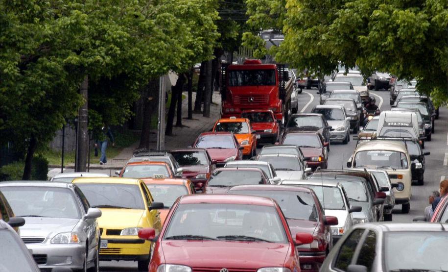 Julho é o mês da quinta e última parcela do IPVA Um alerta aos contribuintes paranaenses que optaram pelo parcelamento do Imposto sobre Propriedade de Veículo Automotor (IPVA) 2014: o prazo para quitar a quinta e última parcela vence neste mês. A data de pagamento varia de acordo com o número final da placa.