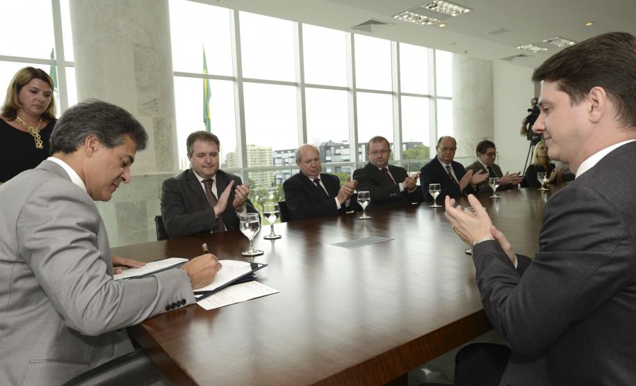 Com incentivo, grupo paranaense investe R$ 205 milhões para ampliar produção Governador Beto Richa assina protocolo de intenções com a empresa Gonçalves e Tortola, representada pelo senhor Robson Crozatti. Curitiba, 04/12/2014.