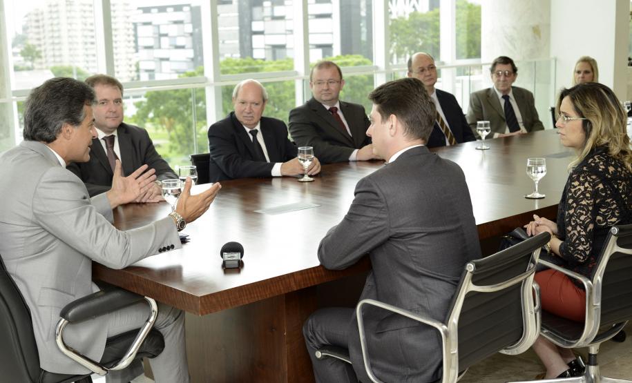 Com incentivo, grupo paranaense investe R$ 205 milhões para ampliar produção O governador Beto Richa assinou nesta quinta-feira (4/11) o protocolo de intenções que inclui a empresa Gonçalves e Tortola (GT Foods) no programa de incentivos Paraná Competitivo. O grupo atua há mais de vinte anos no abate e comércio de aves e vai investir R$ 205 milhões na ampliação de unidades em dez municípios paranaenses.