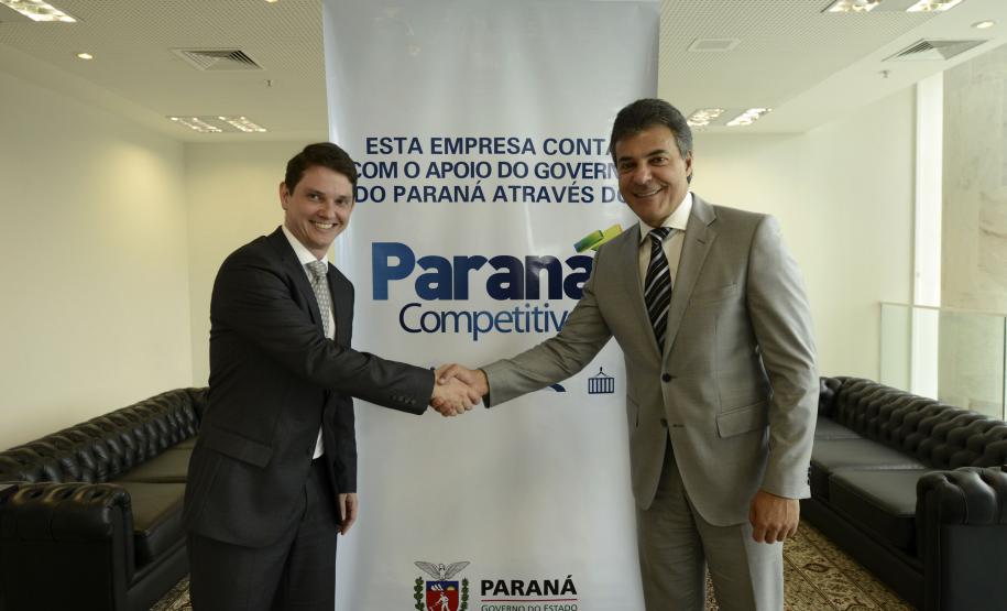 Com incentivo, grupo paranaense investe R$ 205 milhões para ampliar produção Governador Beto Richa assina protocolo de intenções com a empresa Gonçalves e Tortola, representada pelo senhor Robson Crozatti.