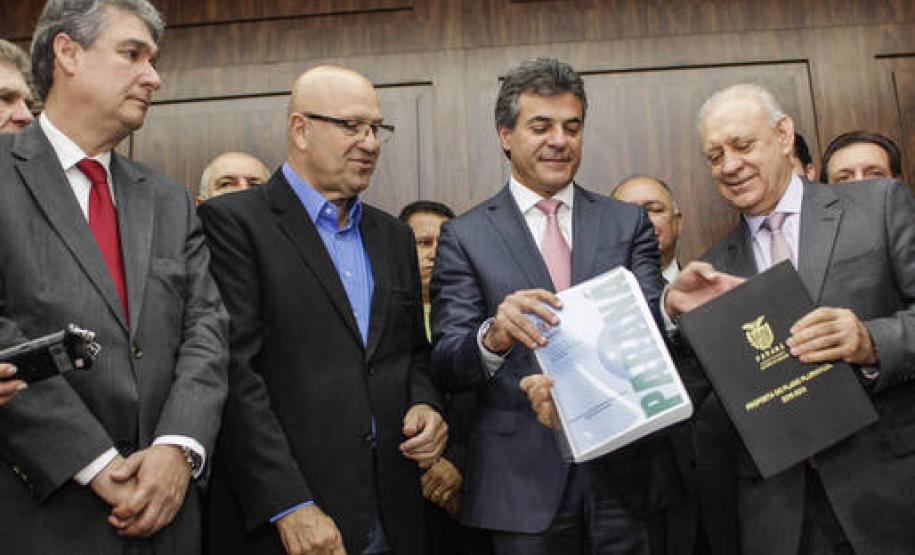 Paraná terá R$ 6,8 bilhões para investir em 2016