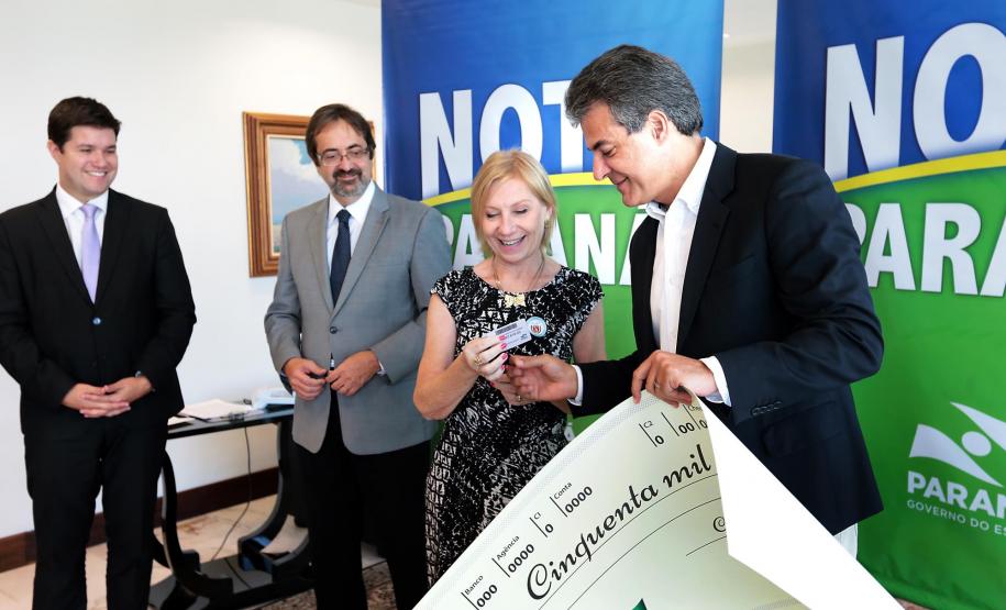 Richa entrega prêmios às ganhadoras do quinto sorteio do Nota Paraná