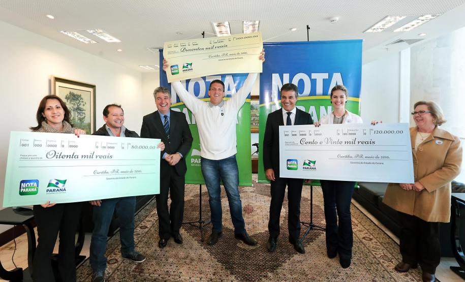 Richa entrega prêmios do Nota Paraná e diz que programa é sucesso absoluto Richa entrega prêmios do Nota Paraná e diz que programa é sucesso absoluto