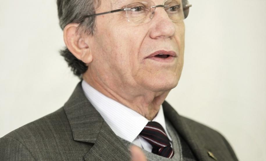 Destinado para consumo no Paraná, o produto importado da Argentina por empresas de outros estados foi localizado na terça-feira (21) em um armazém às margens da BR 277, durante operação do Fisco. O estabelecimento foi autuado em R$ 150 mil. O diretor da Coordenação da Receita do Estado (CRE), Gilberto Della Coletta, disse que a Receita vai intensificar a fiscalização em outras localidades para impedir a entrada irregular de produtos de outros países no estado.