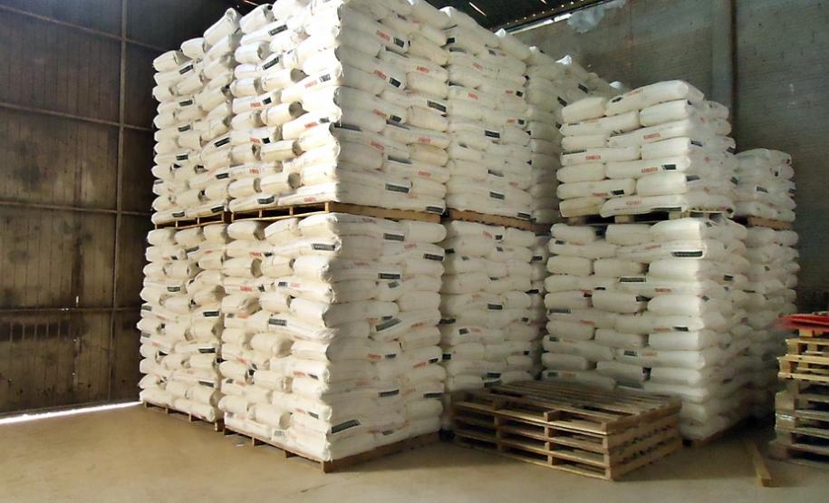 Destinado para consumo no Paraná, o produto importado da Argentina por empresas de outros estados foi localizado na terça-feira (21) em um armazém às margens da BR 277, durante operação do Fisco. O estabelecimento foi autuado em R$ 150 mil. O diretor da Coordenação da Receita do Estado (CRE), Gilberto Della Coletta, disse que a Receita vai intensificar a fiscalização em outras localidades para impedir a entrada irregular de produtos de outros países no estado.