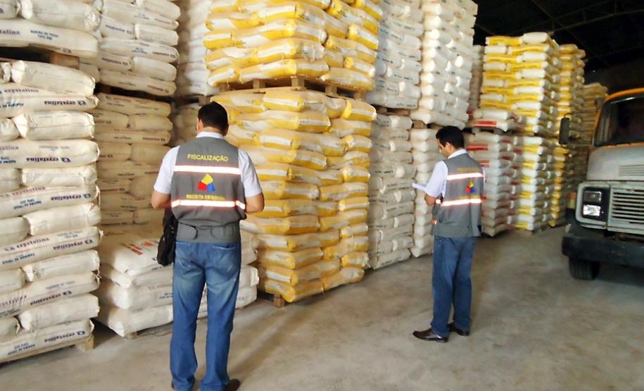 Destinado para consumo no Paraná, o produto importado da Argentina por empresas de outros estados foi localizado na terça-feira (21) em um armazém às margens da BR 277, durante operação do Fisco. O estabelecimento foi autuado em R$ 150 mil. O diretor da Coordenação da Receita do Estado (CRE), Gilberto Della Coletta, disse que a Receita vai intensificar a fiscalização em outras localidades para impedir a entrada irregular de produtos de outros países no estado.