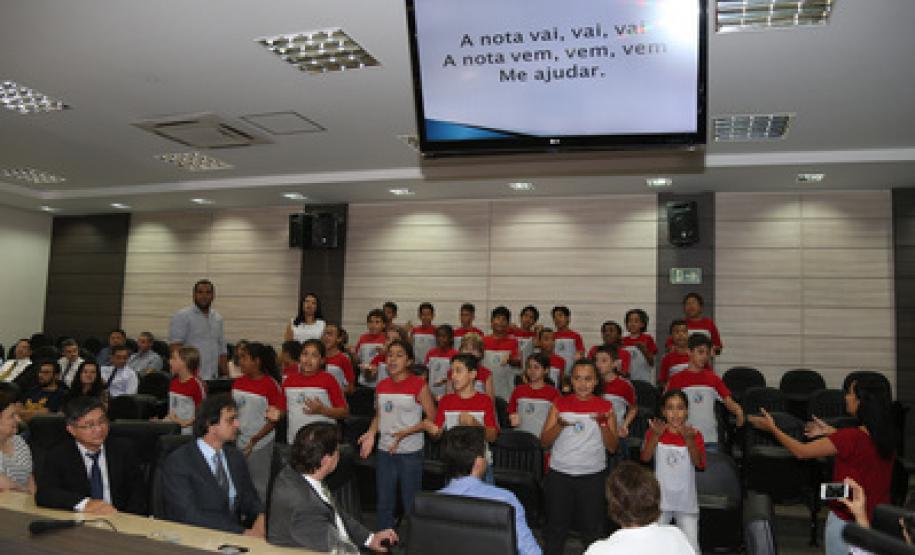 Crianças de Ivatuba fazem músicas Crianças de Ivatuba fazem músicas
sobre a importância de pedir nota