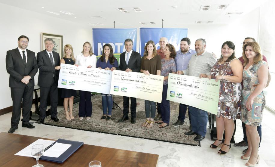 No mês do Natal, Nota Paraná distribui prêmios de até R$ 200 mil No mês do Natal, Nota Paraná
distribui prêmios de até R$ 200 mil