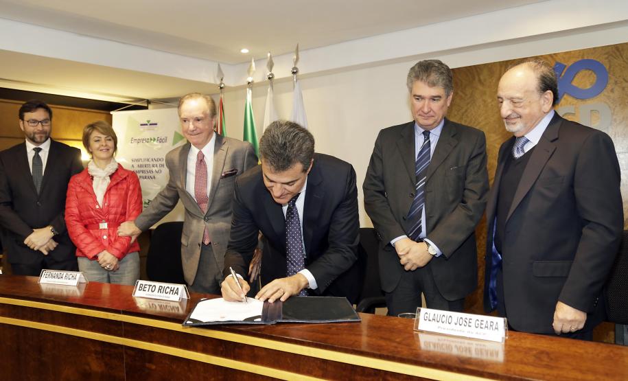 Fazenda e Jucepar assinam convênio para Redesim Fazenda e Jucepar assinam convênio para Redesim