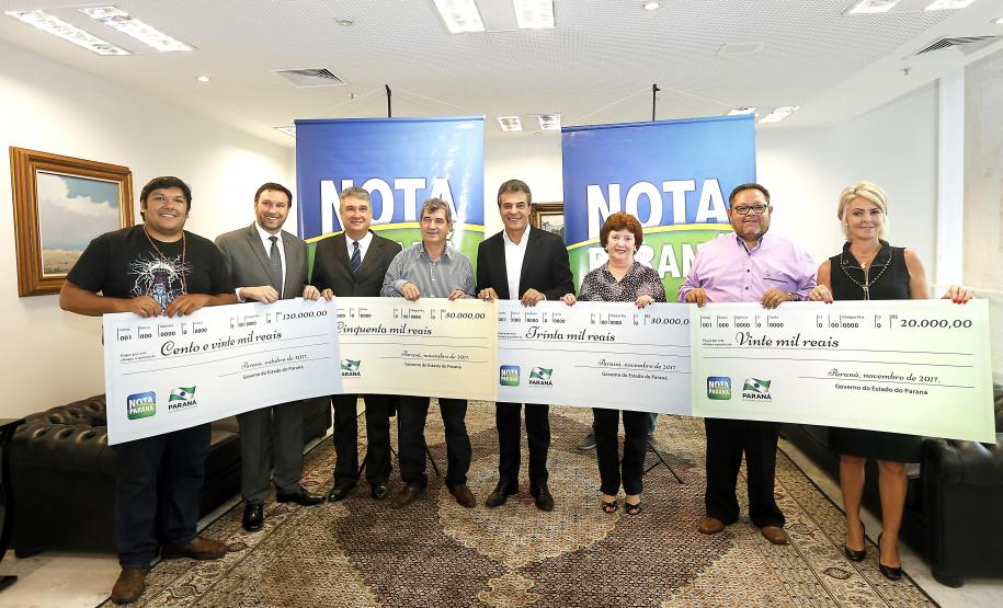 Sorteio do Nota Paraná premia Apae de Arapongas e de Terra Rica