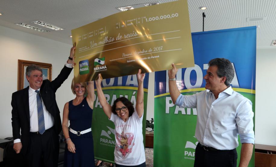 Governo entrega prêmio de R$ 1 milhão do Nota Paraná Governo entrega prêmio de R$ 1 milhão do Nota Paraná