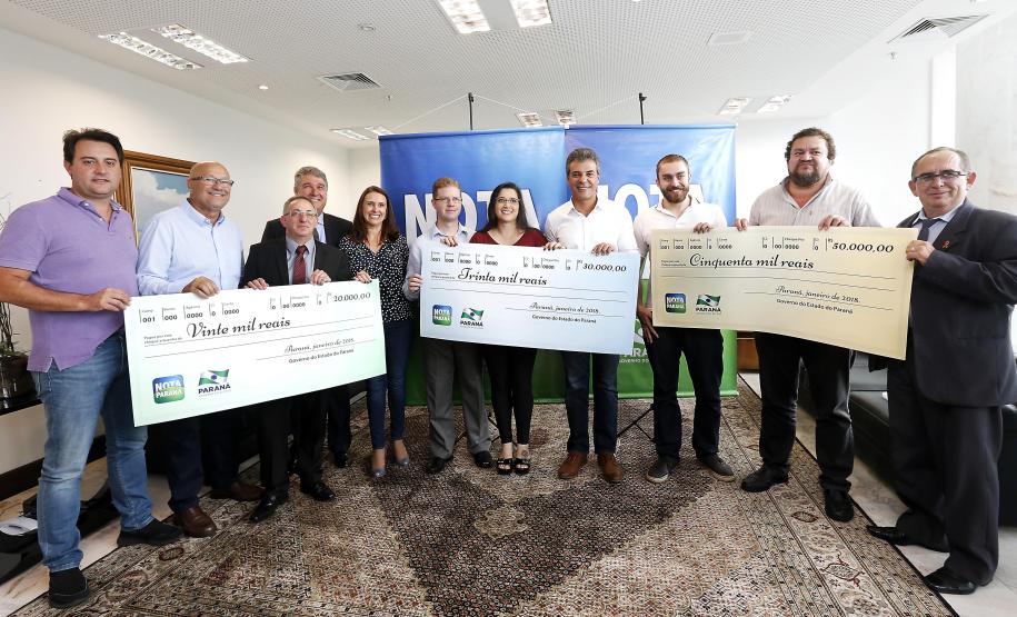 Ganhadores de Maringá, Ponta Grossa e Curitiba recebem principais prêmios de janeiro do Nota Paraná Ganhadores de Maringá, Ponta Grossa e Curitiba recebem principais prêmios de janeiro do Nota Paraná