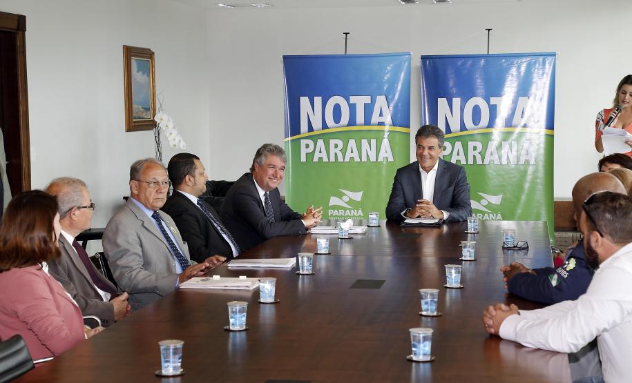 Três mulheres são ganhadoras de fevereiro do Nota Paraná O governador Beto Richa entregou nesta terça-feira (20) os três maiores prêmios do 27º sorteio do Programa Nota Paraná. Dessa vez os bilhetes sorteados premiaram três mulheres: uma secretária de Engenheiro Beltrão, uma professora da rede pública estadual de Itaperuçu e uma médica de Curitiba. Elas receberam os prêmios de R$ 50 mil, R$ 30 mil e R$ 20 mil, respectivamente. O evento foi realizado no Palácio Iguaçu, em Curitiba.