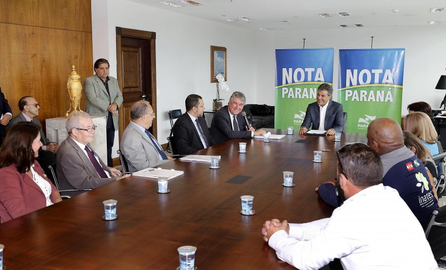 Três mulheres são ganhadoras de fevereiro do Nota Paraná O governador Beto Richa entregou nesta terça-feira (20) os três maiores prêmios do 27º sorteio do Programa Nota Paraná. Dessa vez os bilhetes sorteados premiaram três mulheres: uma secretária de Engenheiro Beltrão, uma professora da rede pública estadual de Itaperuçu e uma médica de Curitiba. Elas receberam os prêmios de R$ 50 mil, R$ 30 mil e R$ 20 mil, respectivamente. O evento foi realizado no Palácio Iguaçu, em Curitiba.