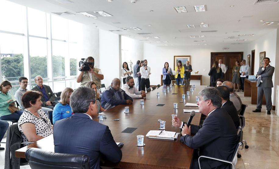 Três mulheres são ganhadoras de fevereiro do Nota Paraná O governador Beto Richa entregou nesta terça-feira (20) os três maiores prêmios do 27º sorteio do Programa Nota Paraná. Dessa vez os bilhetes sorteados premiaram três mulheres: uma secretária de Engenheiro Beltrão, uma professora da rede pública estadual de Itaperuçu e uma médica de Curitiba. Elas receberam os prêmios de R$ 50 mil, R$ 30 mil e R$ 20 mil, respectivamente. O evento foi realizado no Palácio Iguaçu, em Curitiba.