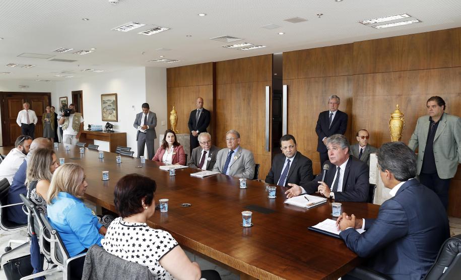 Três mulheres são ganhadoras de fevereiro do Nota Paraná O governador Beto Richa entregou nesta terça-feira (20) os três maiores prêmios do 27º sorteio do Programa Nota Paraná. Dessa vez os bilhetes sorteados premiaram três mulheres: uma secretária de Engenheiro Beltrão, uma professora da rede pública estadual de Itaperuçu e uma médica de Curitiba. Elas receberam os prêmios de R$ 50 mil, R$ 30 mil e R$ 20 mil, respectivamente. O evento foi realizado no Palácio Iguaçu, em Curitiba.