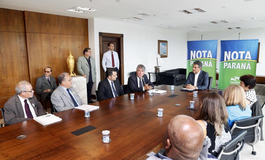 Três mulheres são ganhadoras de fevereiro do Nota Paraná O governador Beto Richa entregou nesta terça-feira (20) os três maiores prêmios do 27º sorteio do Programa Nota Paraná. Dessa vez os bilhetes sorteados premiaram três mulheres: uma secretária de Engenheiro Beltrão, uma professora da rede pública estadual de Itaperuçu e uma médica de Curitiba. Elas receberam os prêmios de R$ 50 mil, R$ 30 mil e R$ 20 mil, respectivamente. O evento foi realizado no Palácio Iguaçu, em Curitiba.