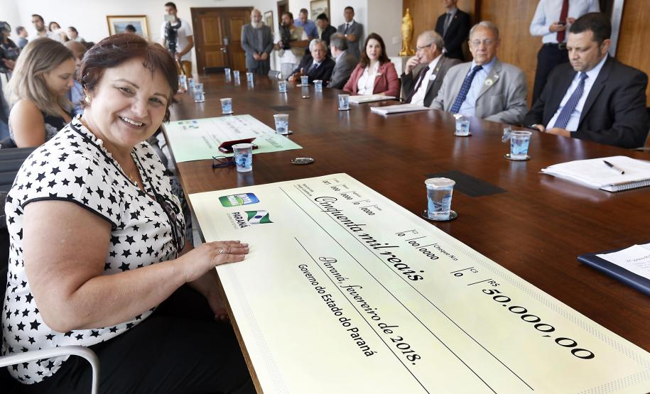 Três mulheres são ganhadoras de fevereiro do Nota Paraná O governador Beto Richa entregou nesta terça-feira (20) os três maiores prêmios do 27º sorteio do Programa Nota Paraná. Dessa vez os bilhetes sorteados premiaram três mulheres: uma secretária de Engenheiro Beltrão, uma professora da rede pública estadual de Itaperuçu e uma médica de Curitiba. Elas receberam os prêmios de R$ 50 mil, R$ 30 mil e R$ 20 mil, respectivamente. O evento foi realizado no Palácio Iguaçu, em Curitiba.