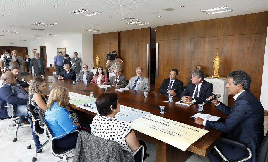 Três mulheres são ganhadoras de fevereiro do Nota Paraná O governador Beto Richa entregou nesta terça-feira (20) os três maiores prêmios do 27º sorteio do Programa Nota Paraná. Dessa vez os bilhetes sorteados premiaram três mulheres: uma secretária de Engenheiro Beltrão, uma professora da rede pública estadual de Itaperuçu e uma médica de Curitiba. Elas receberam os prêmios de R$ 50 mil, R$ 30 mil e R$ 20 mil, respectivamente. O evento foi realizado no Palácio Iguaçu, em Curitiba.