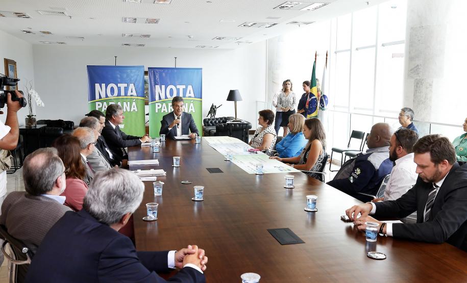 Três mulheres são ganhadoras de fevereiro do Nota Paraná O governador Beto Richa entregou nesta terça-feira (20) os três maiores prêmios do 27º sorteio do Programa Nota Paraná. Dessa vez os bilhetes sorteados premiaram três mulheres: uma secretária de Engenheiro Beltrão, uma professora da rede pública estadual de Itaperuçu e uma médica de Curitiba. Elas receberam os prêmios de R$ 50 mil, R$ 30 mil e R$ 20 mil, respectivamente. O evento foi realizado no Palácio Iguaçu, em Curitiba.