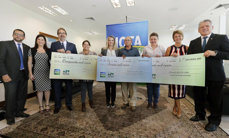 Nota Paraná premia moradores de Curitiba e RMC Moradores de Curitiba e Região Metropolitana foram os ganhadores deste mês dos três maiores prêmios do Nota Paraná. Eles pediram o CPF na nota de suas compras no varejo e foram contemplados no 29º sorteio do programa de cidadania fiscal. A entrega dos maiores valores de abril foi feita nesta quinta (12) pela governadora Cida Borghetti.