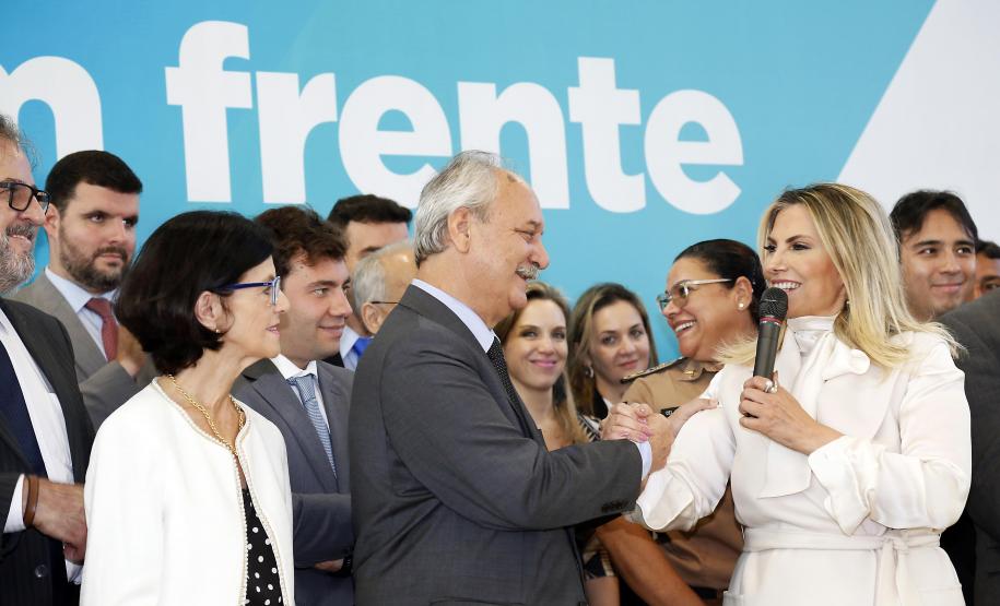 Contas públicas serão geridas com responsabilidade, diz novo secretário da Fazenda do Paraná A governadora Cida Borghetti deu posse ao novo secretário da Fazenda de Estado do Paraná, José Luiz Bovo, durante cerimônia realizada na manhã desta segunda-feira (7) no Palácio Iguaçu, em Curitiba.