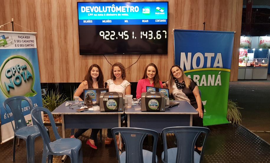 Receita Estadual leva educação fiscal e outros serviços para visitantes da Expoingá 2018 Os visitantes que passarem pela Expoingá 2018 até o dia 14 de maio, em Maringá, poderão ter acesso a alguns dos serviços da Receita Estadual, que montou um estante na freira agropecuária, uma das maiores do Paraná e que receberá aproximadamente 500 mil pessoas da cidade e de outros 58 municípios da região.