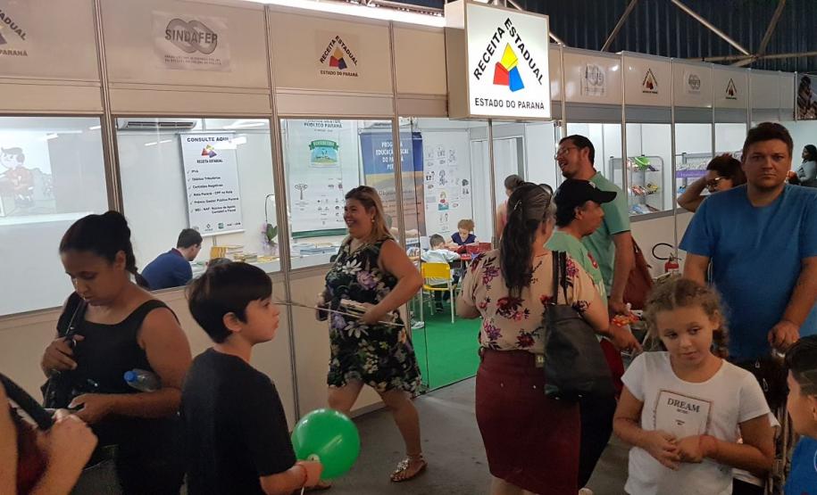 Receita Estadual leva educação fiscal e outros serviços para visitantes da Expoingá 2018 Os visitantes que passarem pela Expoingá 2018 até o dia 14 de maio, em Maringá, poderão ter acesso a alguns dos serviços da Receita Estadual, que montou um estante na freira agropecuária, uma das maiores do Paraná e que receberá aproximadamente 500 mil pessoas da cidade e de outros 58 municípios da região.