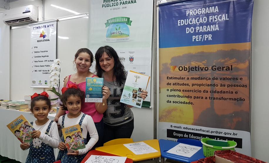 Receita Estadual leva educação fiscal e outros serviços para visitantes da Expoingá 2018 Os visitantes que passarem pela Expoingá 2018 até o dia 14 de maio, em Maringá, poderão ter acesso a alguns dos serviços da Receita Estadual, que montou um estante na freira agropecuária, uma das maiores do Paraná e que receberá aproximadamente 500 mil pessoas da cidade e de outros 58 municípios da região.