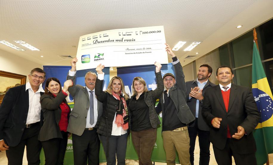 Três mães são as ganhadoras de maio do Nota Paraná No mês de maio, três mães foram as ganhadoras dos maiores prêmios do 30 sorteio do Programa Nota Paraná. Elas são de Colombo, Maringá e Piraí do Sul e foram premiadas com os valores de R$ 200 mil, R$ 120 mil e R$ 80 mil. Os prêmios foram entregues pela governadora Cida Borghetti nesta quarta, no Palácio Iguacu.