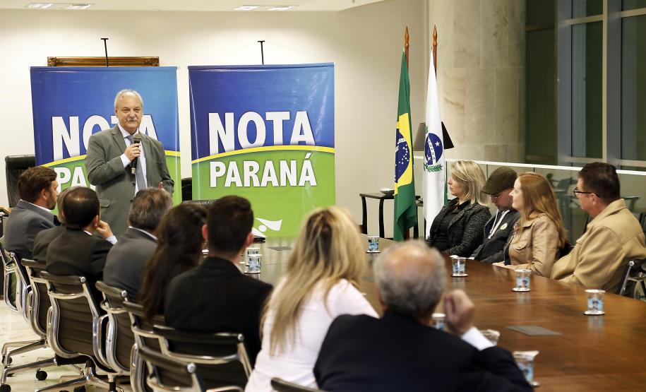 Três mães são as ganhadoras de maio do Nota Paraná No mês de maio, três mães foram as ganhadoras dos maiores prêmios do 30 sorteio do Programa Nota Paraná. Elas são de Colombo, Maringá e Piraí do Sul e foram premiadas com os valores de R$ 200 mil, R$ 120 mil e R$ 80 mil. Os prêmios foram entregues pela governadora Cida Borghetti nesta quarta, no Palácio Iguacu.